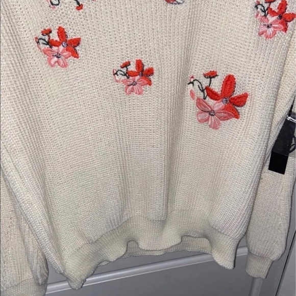 Women’s Sweater - Picture 2 of 4